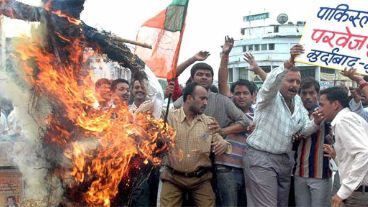 Protestas con fueio en las calles de Bombay (EFE).