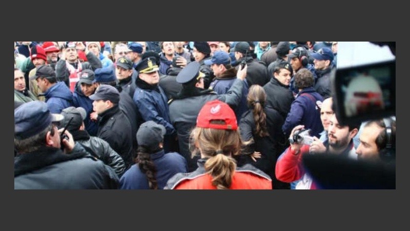 Marcos Di Palma (de espaldas) y la furia de la gente. (Télam)