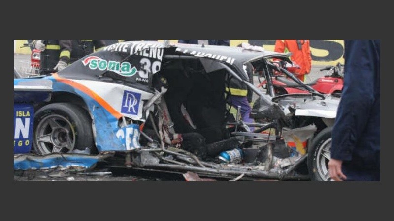 El Dodge quedó destrozado. (Télam)