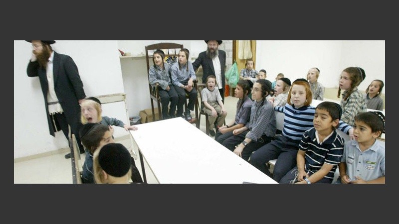 Judíos ortodoxos esperan en un refugio de Haifa los cohetes de Hezbolá (EFE).