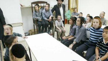 Judíos ortodoxos esperan en un refugio de Haifa los cohetes de Hezbolá (EFE).