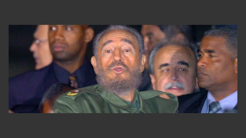 Se hizo esperar, pero llegó al aeropuerto y se fue sin hablar (EFE).