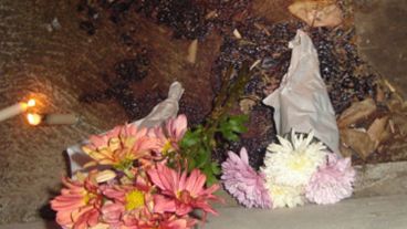 Los vecinos y familiares dejaron su ofrenda para Luciano.