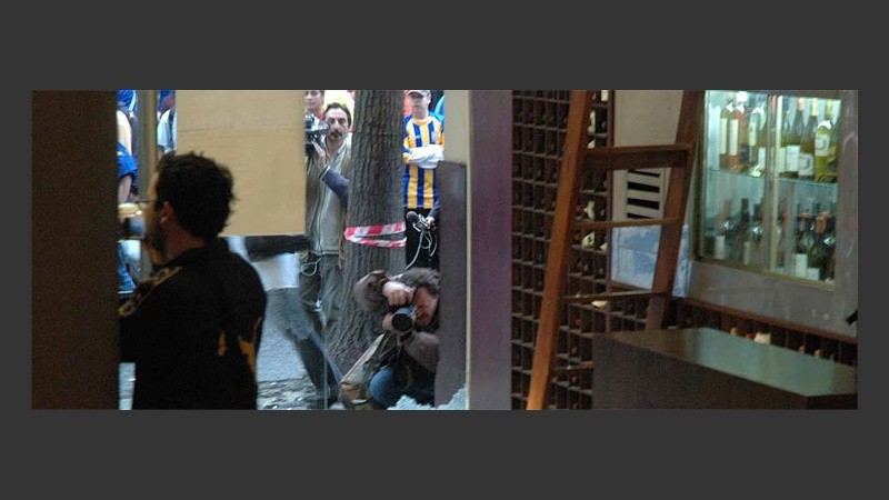 En los incidentes rompieron un vidrio del bar.