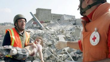 Rescate de una niñe entre los escombros (EFE).