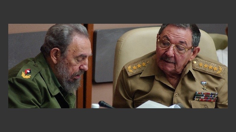 Fidel y su hermano Raúl, quien ahora lo reemplaza en el poder.