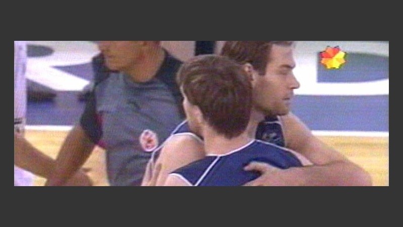 Oberto y Sánchez se abrazan. Argentina ganó con lo justo (Imagen TV).
