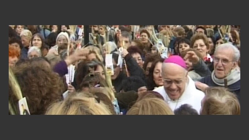 Mollaghan junto a los fieles en la plaza de la Libertad (imagen Telenoche).
