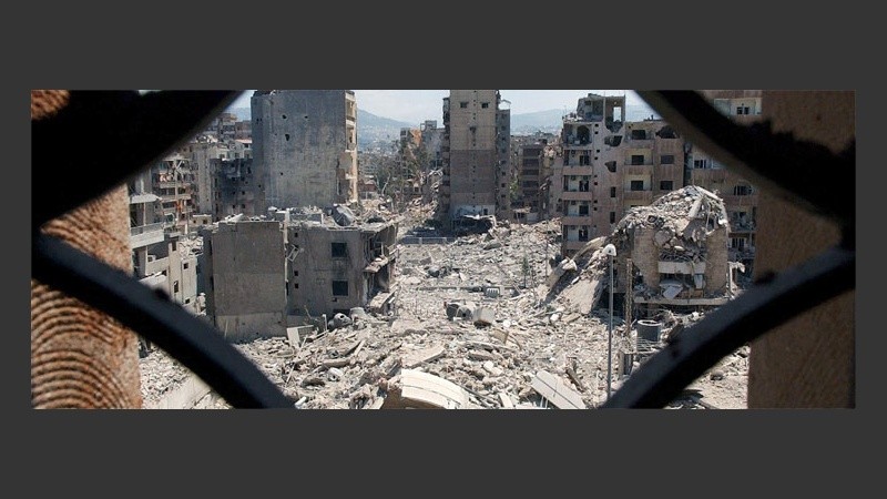 Una ventana a Beirut, donde reina la destrucción (EFE).