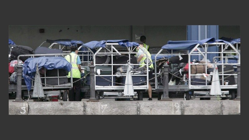 Policías vigilan el equipaje de los pasajeros (EFE).