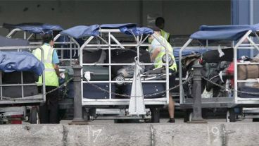Policías vigilan el equipaje de los pasajeros (EFE).