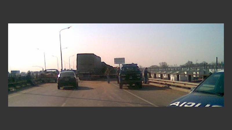 Policía y bomberos trabajaron en el lugar.