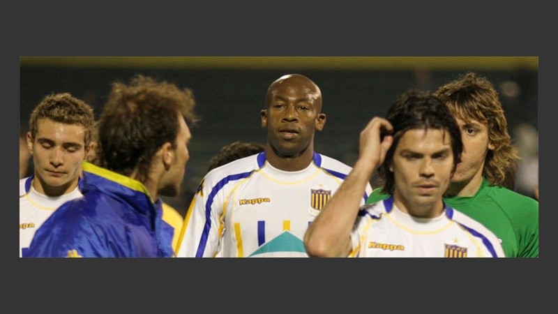 Wanchope y compañía abandonan tristes la cancha (Fotobaires).