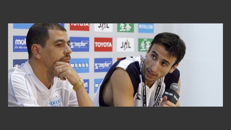 El técnico Hernández y la principal figura argentina, Emanuel Ginóbili (EFE).