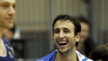 Ríe Manu ríe. Alegría en el equipo argentino (EFE).