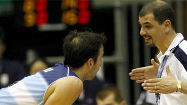 Indicaciones del técnico Hernández a Ginóbili (EFE).