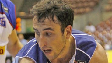 Emanuel Ginóbili cubriéndose de sus contrincantes