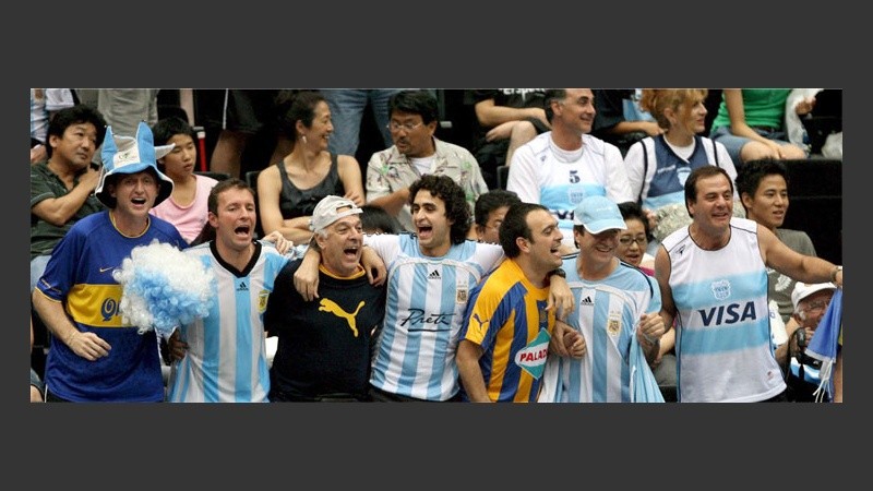 Camisetas auriazules en la hinchada argentina (EFE).
