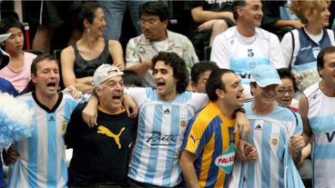 Camisetas auriazules en la hinchada argentina (EFE).