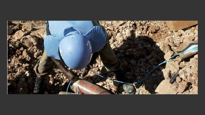 Las tropas de la ONU trabajan para limpiar la zona de explosivos (EFE).