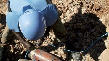 Las tropas de la ONU trabajan para limpiar la zona de explosivos (EFE).