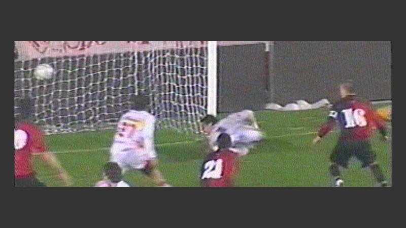 Villar se estira ante un cabezazo que casi marca el primero para los Bichos (imagen de TV).
