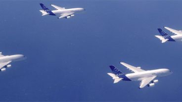 Fotografías de archivo de cuatro Airbus A380 (EFE).