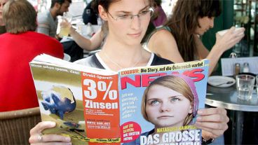 Uma mujer con la revista que publicó la entrevista (EFE).