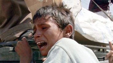 El lamento de un niño iraquí tras la muerte de sus padres en la explosión