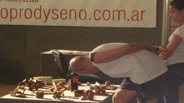 ¿El hombre está interesado en el diseño o en el vino?