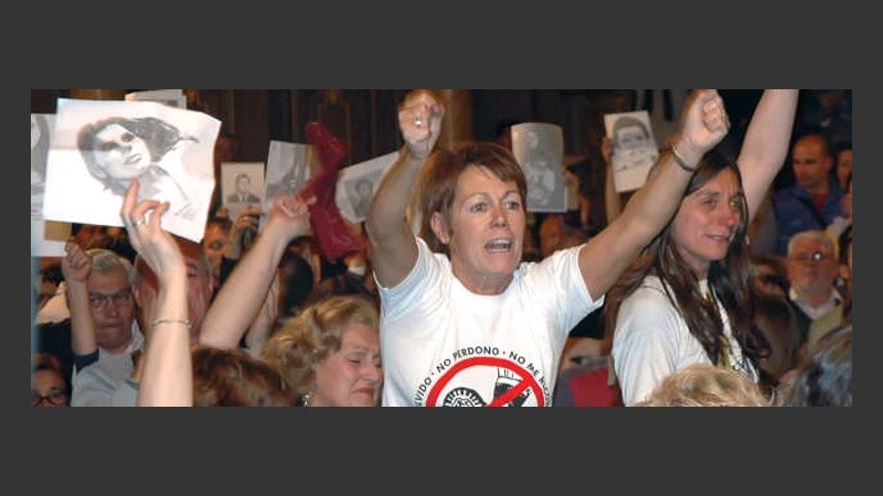 Tras la lectura del fallo, familiares de víctimas estallaron en un largo festejo (Télam).