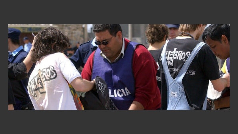 Los jóvenes fueron revisados por la policía antes de ingresar al Estadio (Télam).