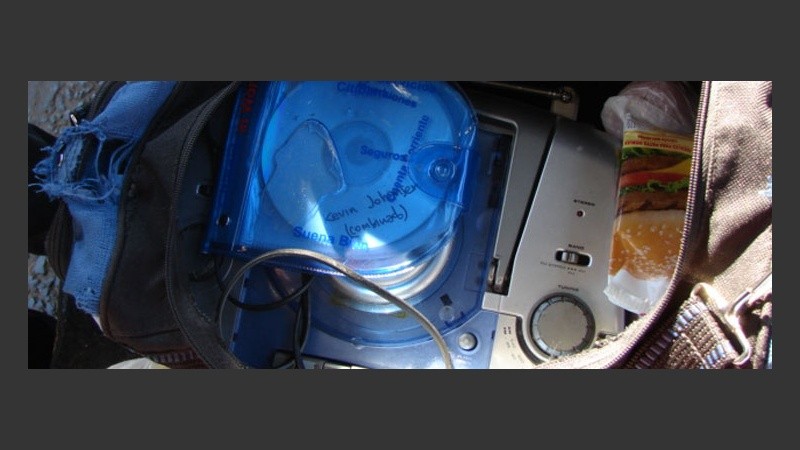 Música y sandwiches conviven en las mochilas. 