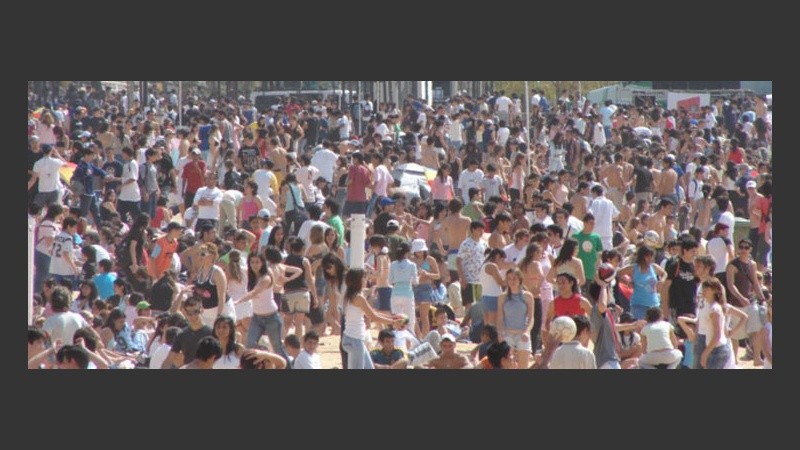 Al mediodía no cabía ni un alfiler.