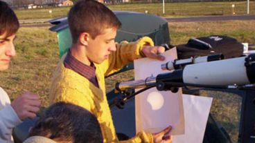 Un grupo de adolescentes del Observatorio de Funes participaron del registro.