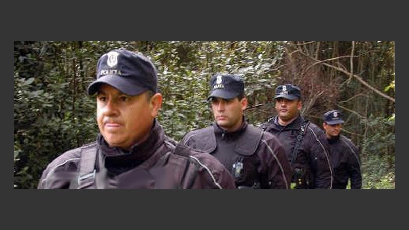 Solá decidió jubilar a 60 uniformados en el día 9 de la búsqueda de López.