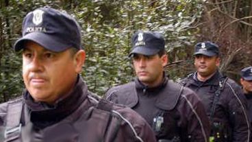 Solá decidió jubilar a 60 uniformados en el día 9 de la búsqueda de López.