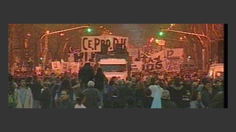 Una multitudinaria columna marchó por la avenida 9 de julio (imagen de TV).