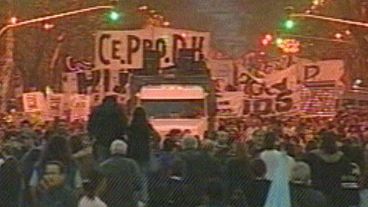 Una multitudinaria columna marchó por la avenida 9 de julio (imagen de TV).