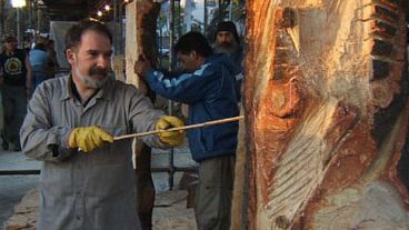 Los curiosos miran, en segundo plano (Rubén Lescano).