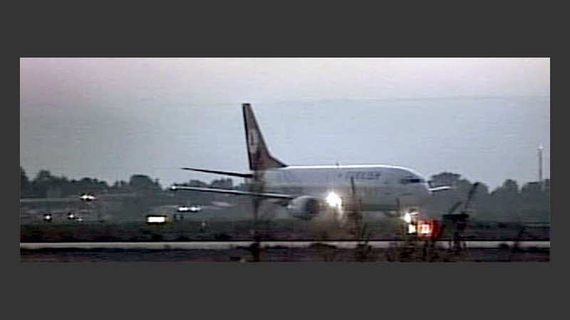 Imagen del avión capturado emitida por la televisión turca (EFE).