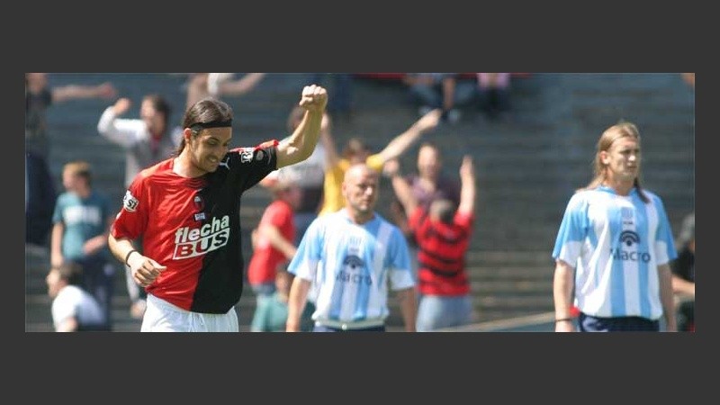 Rivarola festeja su gol pero el debut no terminó bien (Fotobaires).