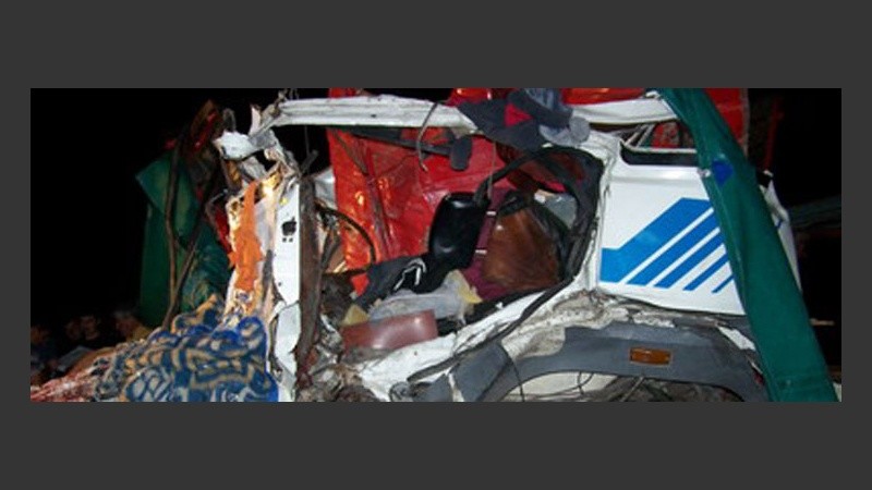 La cabina del camión quedó destruida (Reconquista.com.ar)