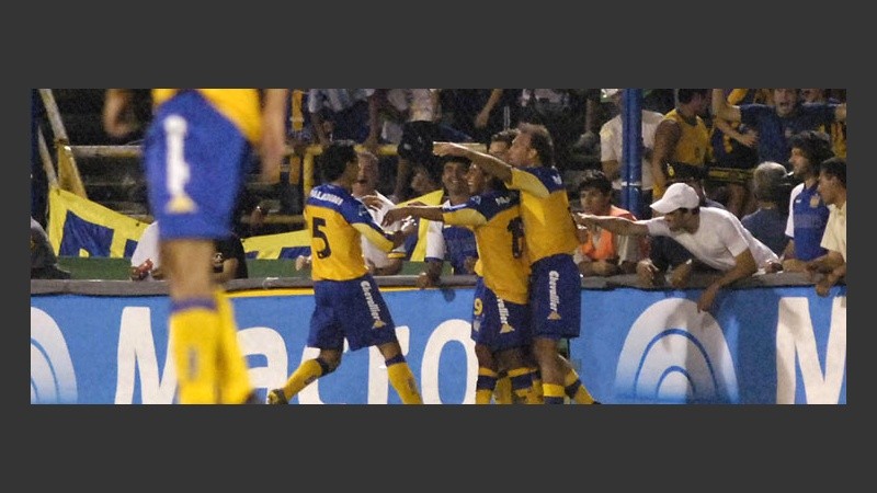 Todos festejan el gol de Ruben en el primer tiempo (Fotobaires).