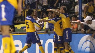 Todos festejan el gol de Ruben en el primer tiempo (Fotobaires).