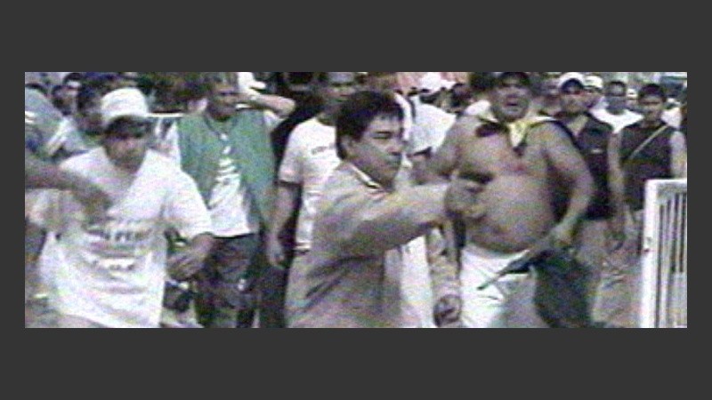 Quiroz fue filmado mientras gatillaba su arma (Imagen de TV).