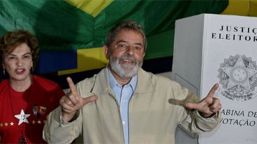 El presidente brasileño y candidato a la reelección junto a la primera dama