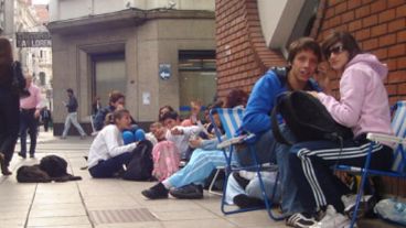 Los perros callejeros acompañaron en la espera.