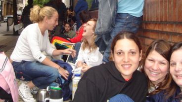 El tipo le canta a las de cuatro décadas pero las jóvenes también lo siguen.