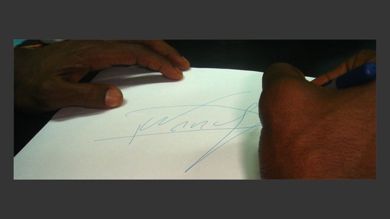La firma del gol. El moreno y su popularidad en un papel, una camiseta o en cualquier parte.